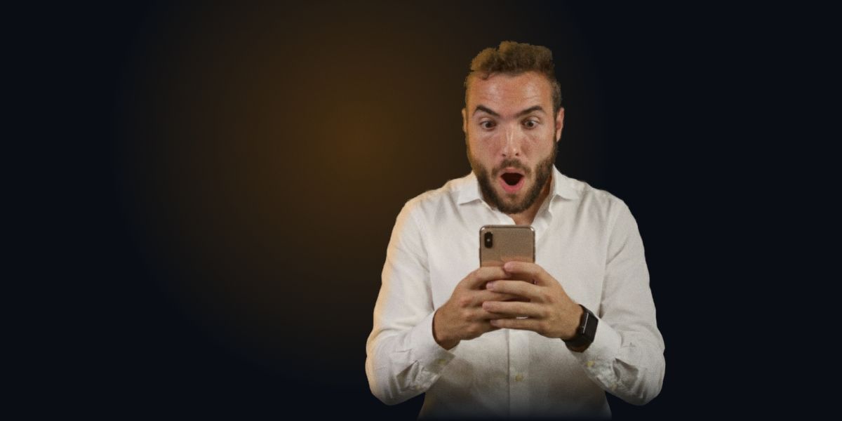 Alberto Frisoni guarda le notifiche arrivate durante la notte