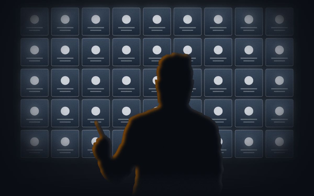 Alberto Frisoni davanti a una parete di post social tutti uguali