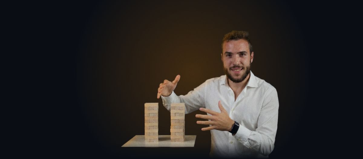 Alberto Frisoni spiega alla lavagna le regole del network marketing