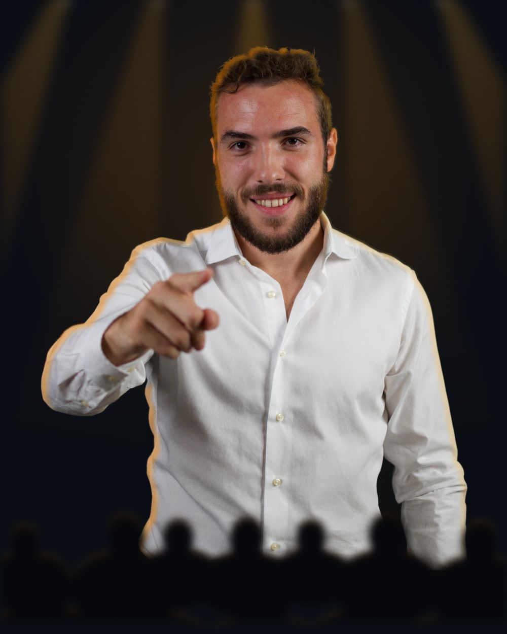 Alberto Frisoni sul palco durante un evento dal vivo